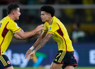 Luis Díaz (derecha) celebra con James Rodríguez tras anotar el segundo gol de Colombia en la victoria 2-1 ante Brasil en las eliminatorias del Mundial