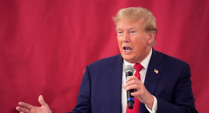 El expresidente Donald Trump en el Aeropuerto Internacional del Sur de Texas, en Edinburg.