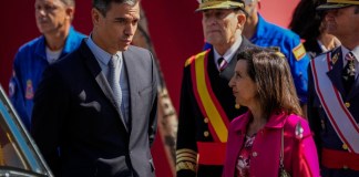 El presidente de España Pedro Sánchez habla con la ministra de Defensa Margarita Robles después de un desfile militar en el "Día de la Hispanidad" en Madrid, España