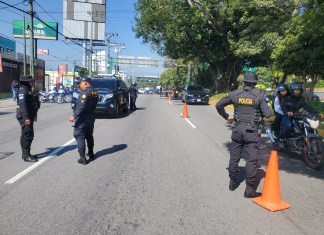 PNC instala puesto de registro en la Roosevelt y complica manifestación En la calzada Roosevelt y 35 calle de la zona 11, agentes de la comisaría 14 de la PNC realizaban operativos y detuvieron a los taxistas que venían con la caravana convocada por autoridades indígenas. (Foto La Hora: Cortesía, PNC)