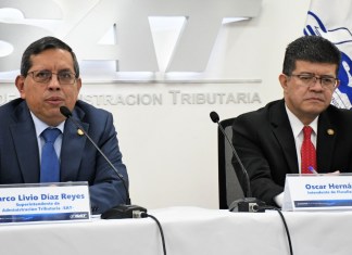 Marco Livio Díaz Reyes, Superintendente de la SAT, y Oscar Hernández, intendente de fiscalización, durante la conferencia de prensa del 21 de noviembre sobre el "Plan de Presencias Fiscales Masivas Fin de Año 2023". Foto: SAT