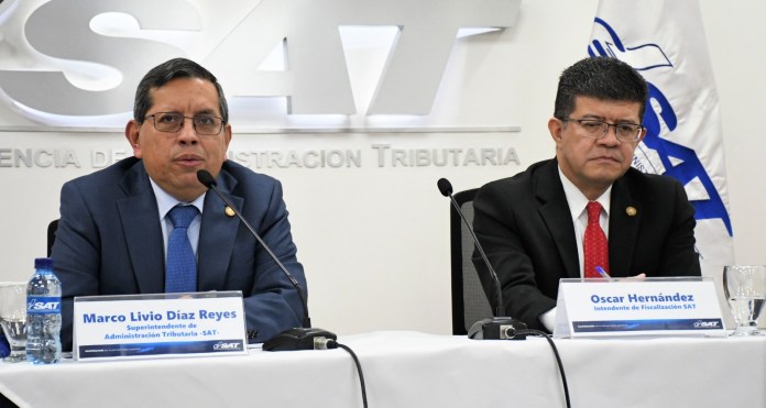 Marco Livio Díaz Reyes, Superintendente de la SAT, y Oscar Hernández, intendente de fiscalización, durante la conferencia de prensa del 21 de noviembre sobre el 