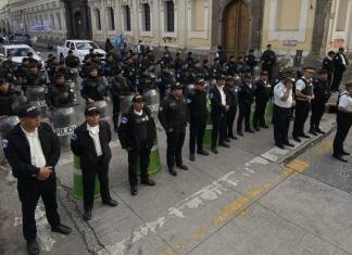 Agentes de policía formando un cordón de seguridad en zona 1.