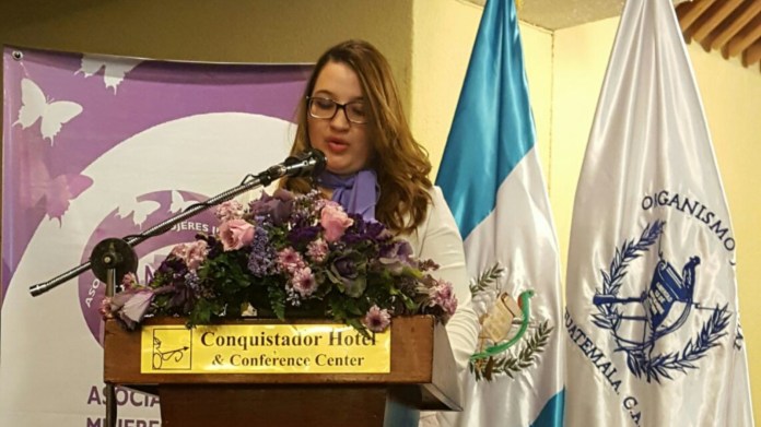 Jueza Marjorie Azpurú en una actividad del Organismo Judicial (OJ).
