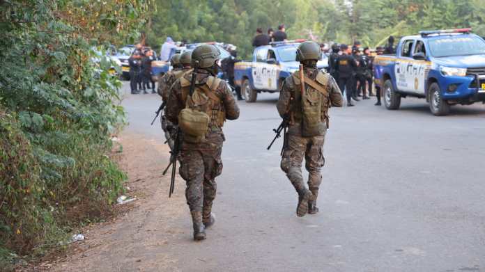 Miembros del Ejército de Guatemala realizan diligencias de la operación Lobo Negro.