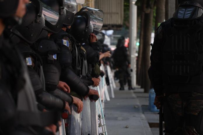 Cuatro cuadras alrededor del congreso permanecen los anillos de seguridad de la PNC. 