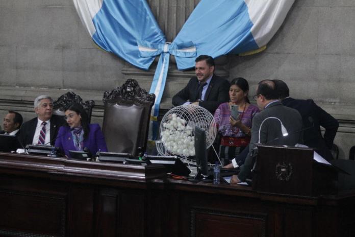 La diputada presidenta del Congreso Shirley Rivera y diputados, entre ellos Douglas Rivero participaron en el sorteo de la Comisión Pesquisidora que conoció el antejuicio en contra de magistrados. 