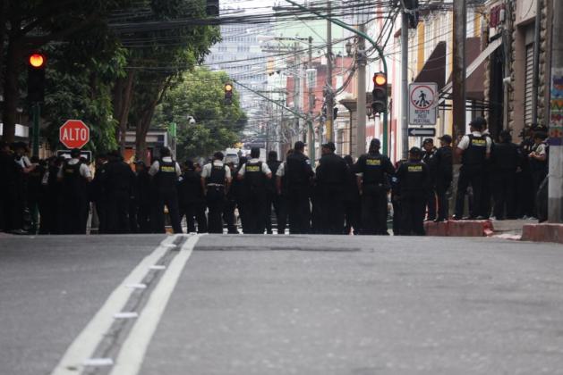 Varios agentes resguardan el Palacio Legislativo. Foto: María José Bonilla