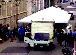 Un grupo de manifestantes se plantaron frente al Congreso sobre la 9a avenida entre 9a y 10 calle de la zona 1, se recomienda usar rutas alternas.