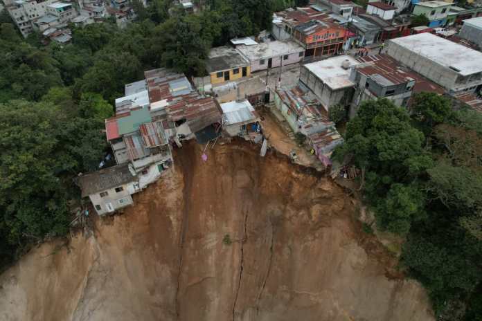 Vista aérea del área afectada por el deslizamiento de tierra en la zona 3 de la capital.