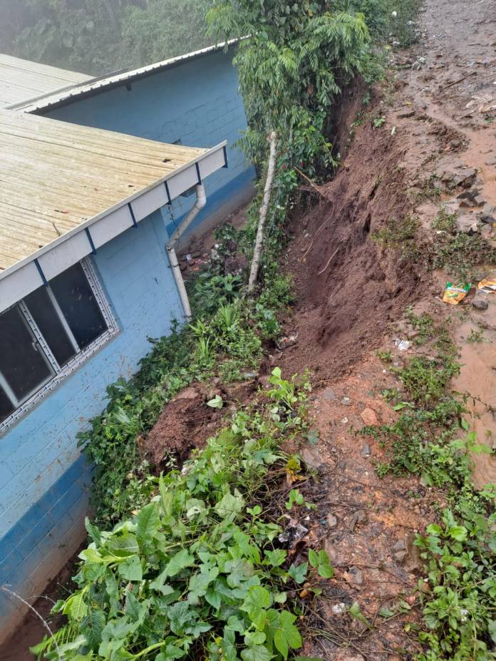En la aldea Tres Marías Jilgua, La Unión, Zacapa, un deslave dañó la escuela de la localidad.
