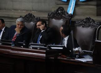 En varias ocasiones, el primer vicepresidente, Boris España, estuvo conversando por teléfono previo a someter a votación si retiran o no inmunidad a los magistrados del TSE. Foto: María José Bonilla