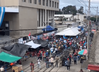 Autoridades indígenas realizaron una protesta pacífica frente a las instalaciones del MP. Foto La Hora/Cortesía