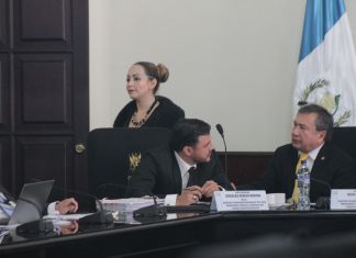 Al finalizar la reunión, los diputados acordaron escuchar a los magistrados del TSE el lunes.