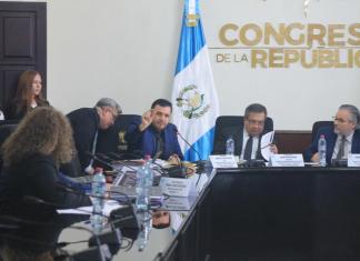 El diputado Douglas Rivero cuestionó varias veces a la empresa Datasys sobre varios temas, entre ellos el precio de los teléfonos proporcionados al TSE.