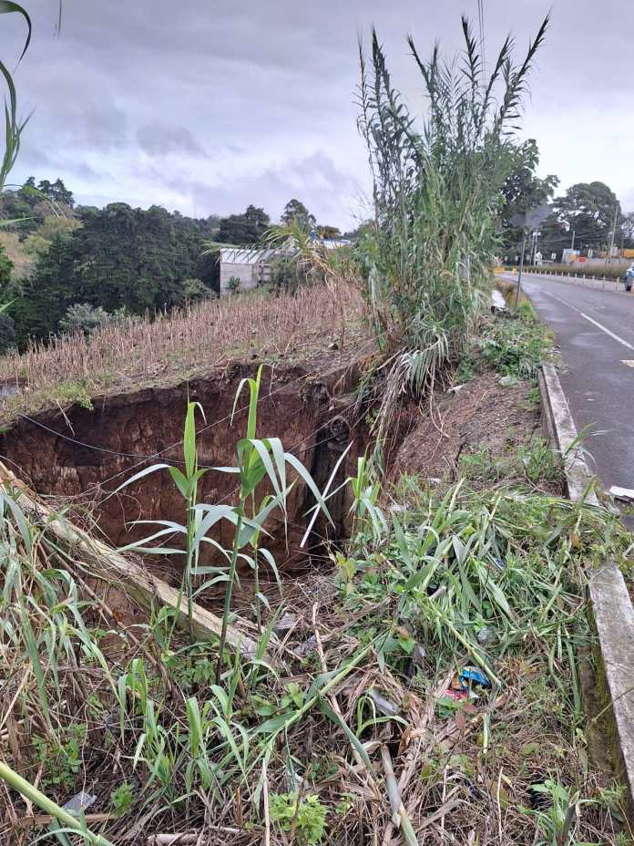 socavamiento ubicado a poca distancia del asfalto