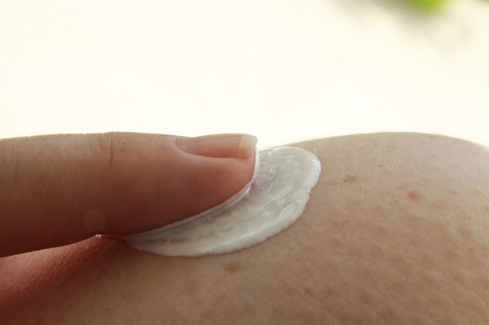La exposición a los rayos UV puede hacer que la textura de la piel cambie, se arrugue, se magulle y se aje más fácilmente. (Foto La Hora: Beate en Pixabay)