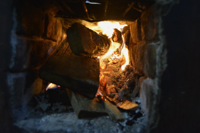 El único recurso para calentar las habitaciones es encender fuego en la cocina, para lo que se utiliza leña.
