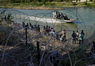 Migrantes que cruzaron a Estados Unidos desde México se encuentran con alambre de púas en el río Bravo. Foto: AP/La Hora