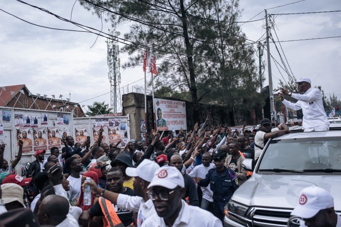 El candidato presidencial congoleño Martin Fayulu (R) interactúa con los residentes cuando llega para celebrar un mitin de campaña en Goma, al este de la República Democrática del Congo, el 30 de noviembre de 2023.