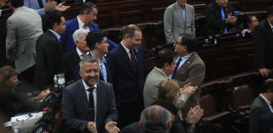 Diputados del Congreso de la República celebran el retiro del derecho de antejuicio a cuatro magistrados del Tribunal Supremo Electoral (TSE), el pasado 30 de noviembre.