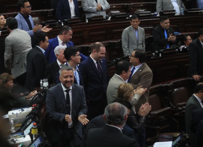 Diputados del Congreso de la República celebran el retiro del derecho de antejuicio a cuatro magistrados del Tribunal Supremo Electoral (TSE), el pasado 30 de noviembre.