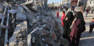 Palestinos observan la destrucción causada por el bombardeo israelí de la Franja de Gaza en Rafah, el lunes 4 de diciembre de 2023. Foto La Hora / AP