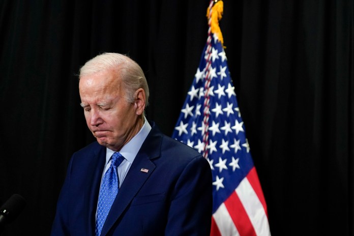 El presidente estadounidense Joe Biden hace una pausa al hablar ante los medios en Nantucket, Massachusetts, el domingo 26 de noviembre de 2023, sobre los rehenes liberados por Hamás en la tercera ronda de intercambio de rehenes y prisioneros con Israel.