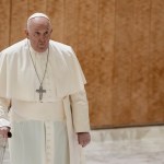 El papa Francisco llega para una vista semanal general en la sala papa Pablo VI en el Vaticano, el miércoles 6 de diciembre de 2023. Foto: Andrew Medichini / AP.