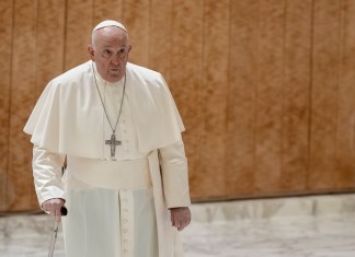 El papa Francisco llega para una vista semanal general en la sala papa Pablo VI en el Vaticano, el miércoles 6 de diciembre de 2023. Foto: Andrew Medichini / AP.