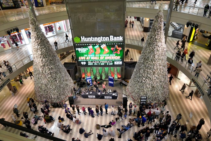 Gente compra en Mall of America, el viernes 24, de noviembre de2023, en Bloomington, Minnesota. "All I Want for Christmas is You" de Mariah Carey es una de las canciones que ás suenan en centros comerciales durante la temporada navideña. Foto La Hora/AP