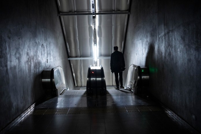 Un hombre se encamina a tomar el metro en una estación de Buenos Aires, Argentina. Foto La Hora/AP