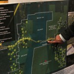 Rogelio Jiménez Pons, director de Fonatur, señala un mapa de una línea de tren turístico planificada a través de la Península de Yucatán conocida como el Tren Maya. Foto La Hora/AP