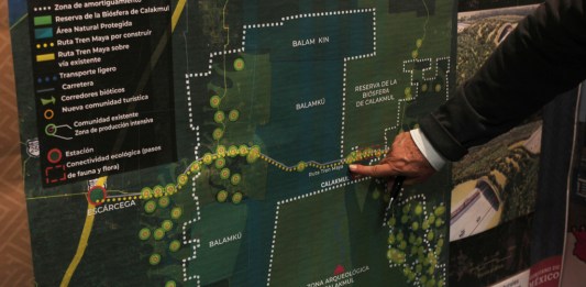 Rogelio Jiménez Pons, director de Fonatur, señala un mapa de una línea de tren turístico planificada a través de la Península de Yucatán conocida como el Tren Maya. Foto La Hora/AP