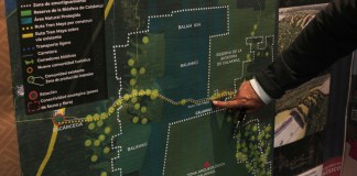Rogelio Jiménez Pons, director de Fonatur, señala un mapa de una línea de tren turístico planificada a través de la Península de Yucatán conocida como el Tren Maya. Foto La Hora/AP