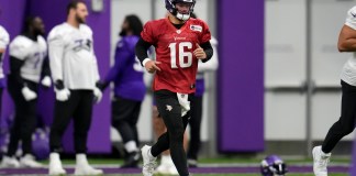 El quarterback de los Vikings de Minnesota Jaren Hall realiza uno de los ejercicios durante la sesión de entrenamiento de su equipo en Eagan, Minnesota el lunes 4 de diciembre del 2023.