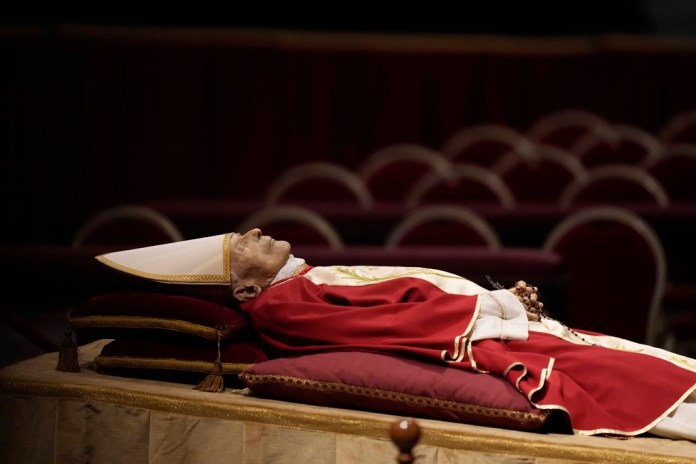 El cuerpo del papa emerito Benedicto XVI yace expuesto el lunes 2 de enero de 2023, en la Basílica de San Pedro. (AP Foto/Andrew Medichini)