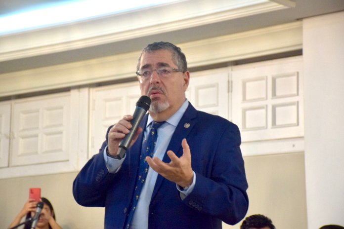 El presidente electo, Bernardo Arévalo, anuncia que tomará medidas para readecuar el presupuesto. Foto: X / Bernardo Arévalo