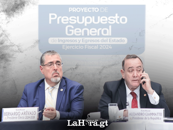 En la foto, el presiente electo, Bernardo Aévalo y el presidente, Alejandro Giammattei.