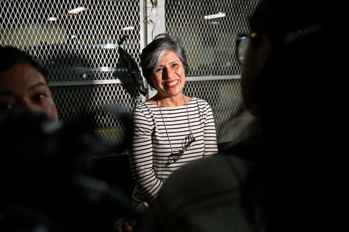 Claudia González, exmandataria de la extinta CICIG, fue detenida tras años de defender a los exfiscales de la FECI, Juan Francisco Sandoval y Virginia Laparra, entre otros. Foto: La Hora / AFP.