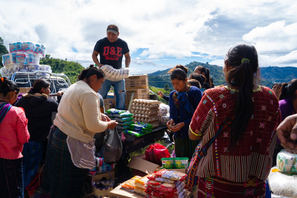 Las beneficiadas con proyecto de resiliencia adquieren alimentos. Foto: PMA/La Hora