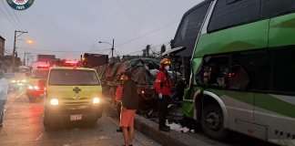 Un bus y un tráiler protagonizan accidente de tránsito en el kilómetro 12.5 de la Ruta al Atlántico.
