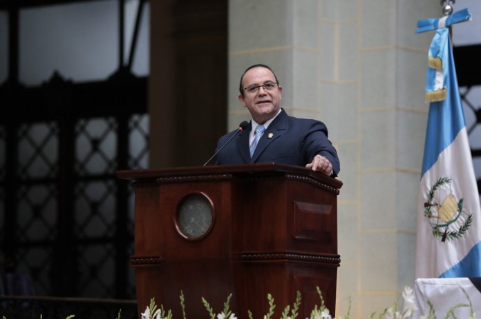 El titular de la Procuraduría de los Derechos Humanos (PDH), Alejandro Córdova, cambió la Rosa de la Paz en el Palacio Nacional de la Cultura en un acto protocolario realizado el 4 de diciembre de 2023.