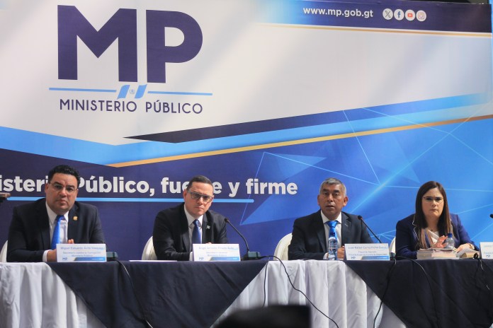 De izquierda a derecha: Miguel Ángel Ávila, secretario contra la Corrupción del MP; Ángel Pineda, Secretario General del MP; Rafael Curruchiche, jefe de la FECI; y Leonor Morales Lazo, fiscal de la FECI.