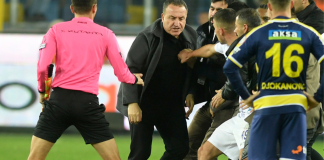 El árbitro Halil Umut Meler se cubre la cara tirado en el suelo tras ser golpeado pr el presidente del MKE Ankaragucu, Faruk Koca durante un encuentro de la Super Liga