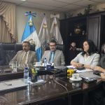 El magistrado Álvaro Cordón, derecha, informó que varios folios del expediente del caso contra el partido Movimiento Semilla, son ilegibles. Foto: La Hora/José Orozco