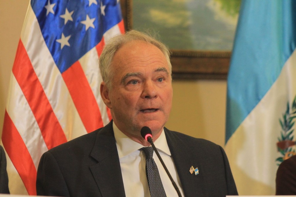 En la foto el senador Tim Kaine. 