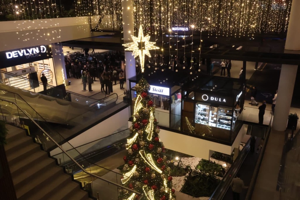 La Plaza Madero Próceres tiene acceso tanto por el Boulevard como por la 20 calle.