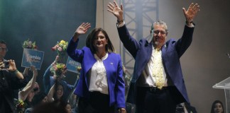 En la foto, el binomio electo, Bernardo Arévalo y Karin Herrera del partido Movimiento Semilla.