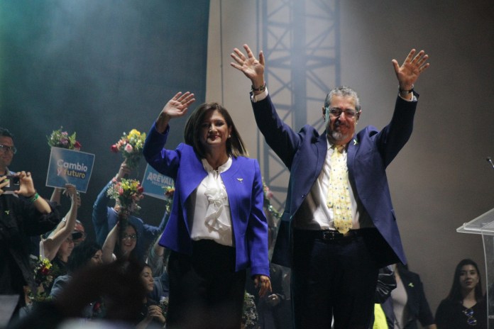 En la foto, el binomio electo, Bernardo Arévalo y Karin Herrera del partido Movimiento Semilla.